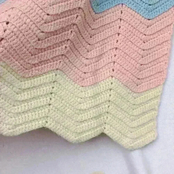 Hand Knit crocheted baby blanket 44x50 " - Picture 4 of 6